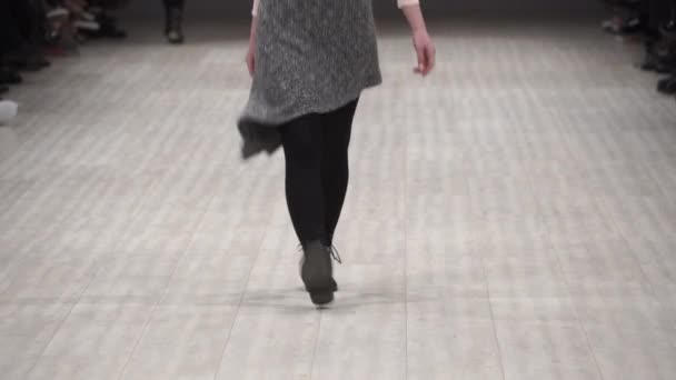 Kobieta modelka na wybiegu na pokazie mody — Wideo stockowe