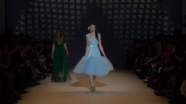 Mujer modelo en la pasarela en el desfile de moda — Vídeo de stock