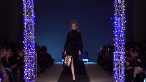 Vrouw model op de catwalk op fashion show — Stockvideo