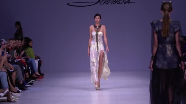 फैशन शो में कैटवॉक पर महिला मॉडल — स्टॉक वीडियो