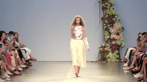 时装表演中的时装模特 — 图库视频影像