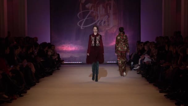 Mulher modelo na passarela no desfile de moda — Vídeo de Stock