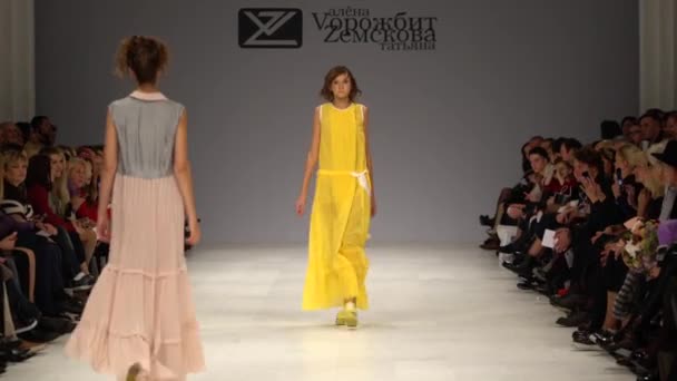 फॅशन शोमध्ये कॅटवॉकवर महिला मॉडेल — स्टॉक व्हिडिओ