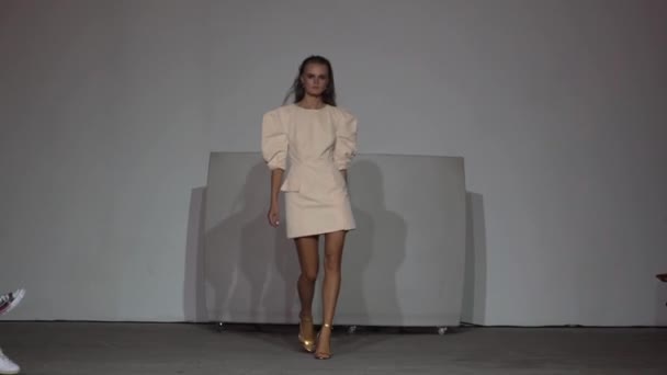 Mulher modelo na passarela no desfile de moda — Vídeo de Stock