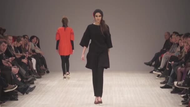 Vrouw model op de catwalk op fashion show — Stockvideo