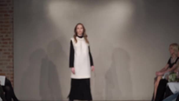 Vrouw model op de catwalk op fashion show — Stockvideo