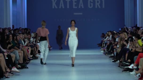 Kvinna modell på catwalken på modevisning — Stockvideo