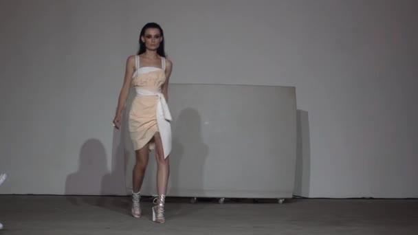 Vrouw model op de catwalk op fashion show — Stockvideo