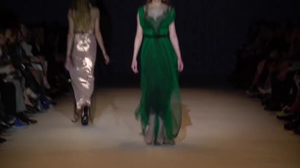 Vrouw model op de catwalk op fashion show — Stockvideo