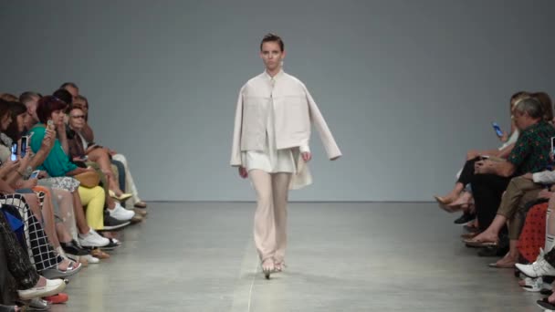 Vrouw model op de catwalk op fashion show — Stockvideo