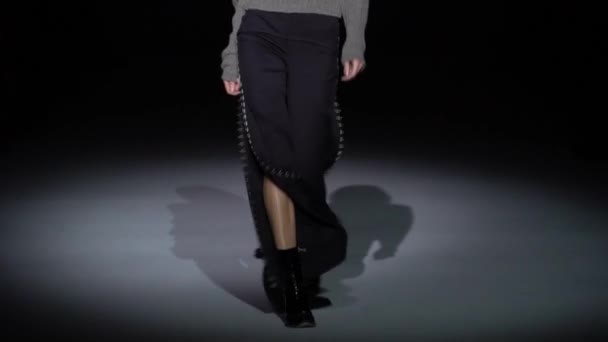 Mulher modelo na passarela no desfile de moda — Vídeo de Stock