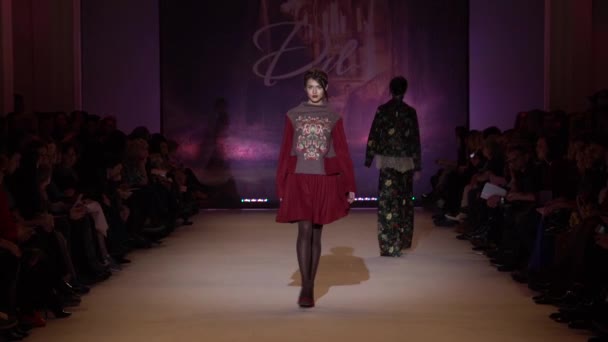 Mulher modelo na passarela no desfile de moda — Vídeo de Stock