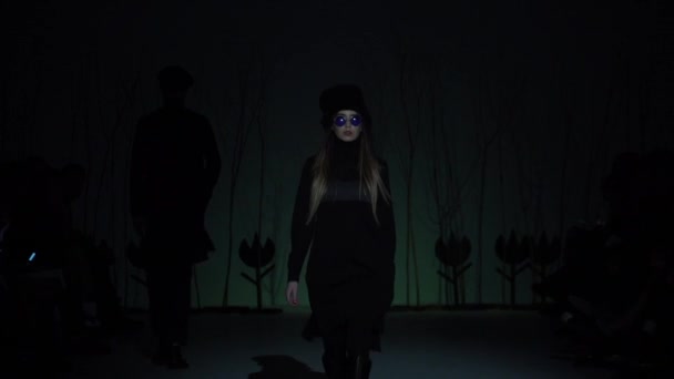 Nainen malli catwalk muotinäytöksessä — kuvapankkivideo