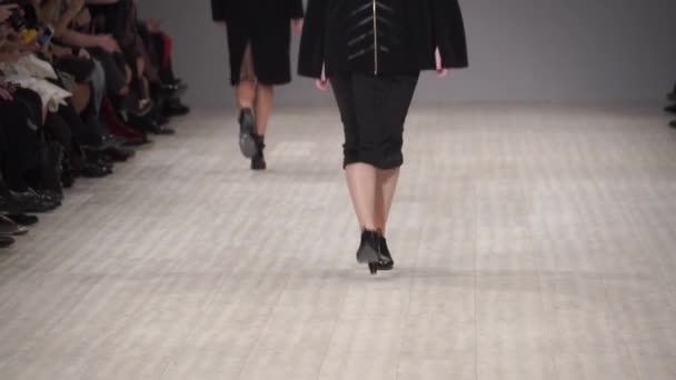 Vrouw model op de catwalk op fashion show — Stockvideo