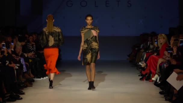 Vrouw model op de catwalk op fashion show — Stockvideo