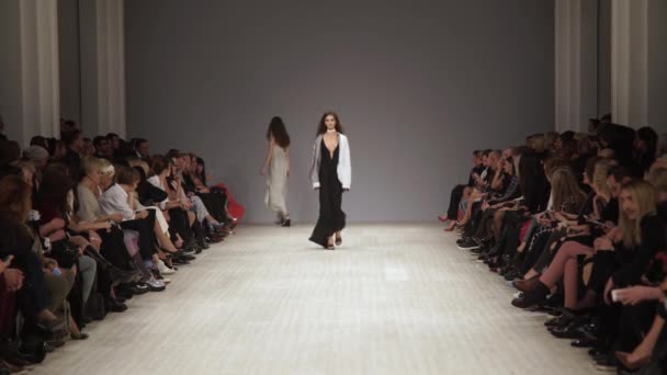 패션쇼의 무대에 있는 여성 모델 — 비디오
