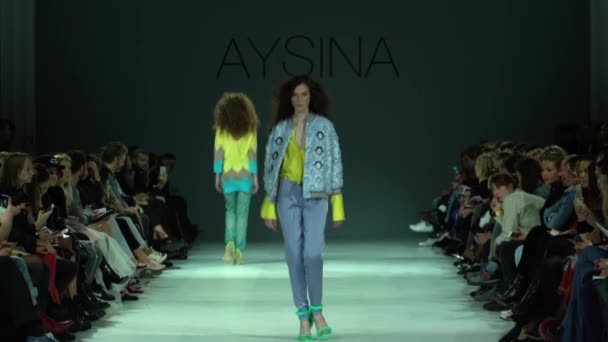 Model wanita di catwalk di fashion show — Stok Video