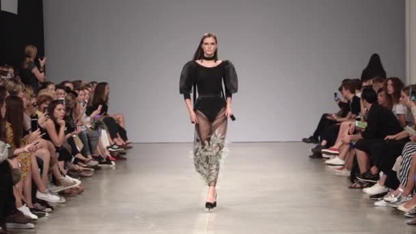 Kobieta modelka na wybiegu na pokazie mody — Wideo stockowe