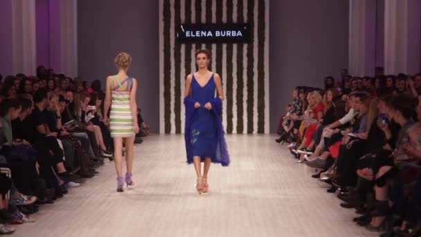 Vrouw model op de catwalk op fashion show — Stockvideo