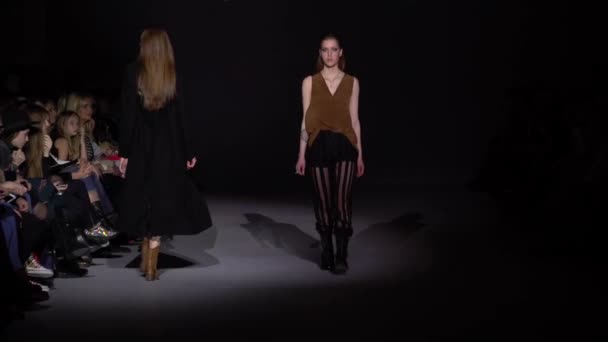 ファッションショーでのキャットウォークの女性モデル — ストック動画