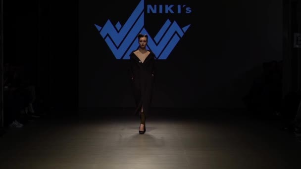 Vrouw model op de catwalk op fashion show — Stockvideo