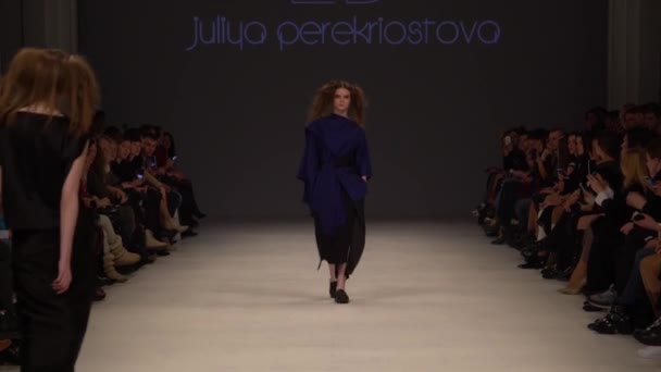 Mujer modelo en la pasarela en el desfile de moda — Vídeo de stock