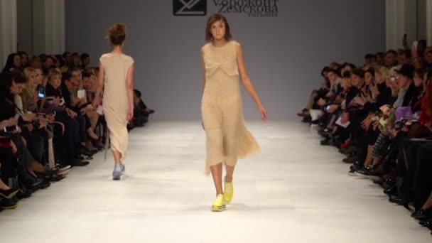 Vrouw model op de catwalk op fashion show — Stockvideo