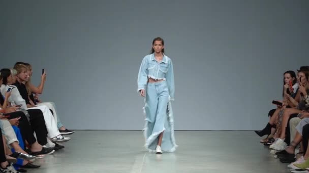 Vrouw model op de catwalk op fashion show — Stockvideo