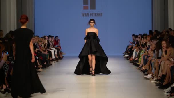 Mujer modelo en la pasarela en el desfile de moda — Vídeos de Stock