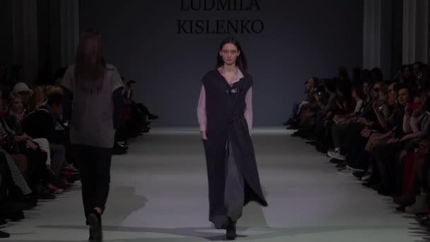 Mujer modelo en la pasarela en el desfile de moda — Vídeo de stock