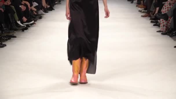 Vrouw model op de catwalk op fashion show — Stockvideo