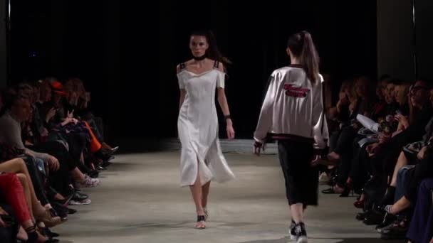 Vrouw model op de catwalk op fashion show — Stockvideo