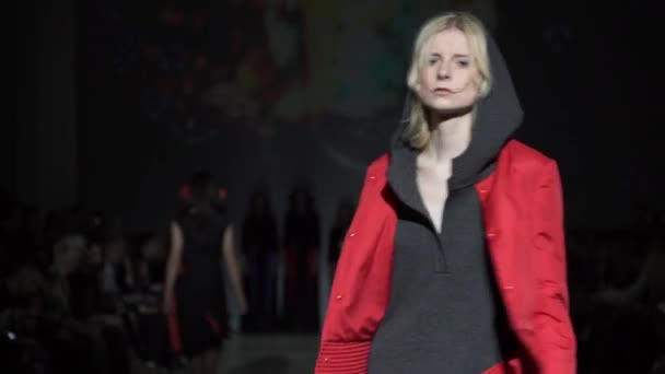 Vrouw model op de catwalk op fashion show — Stockvideo