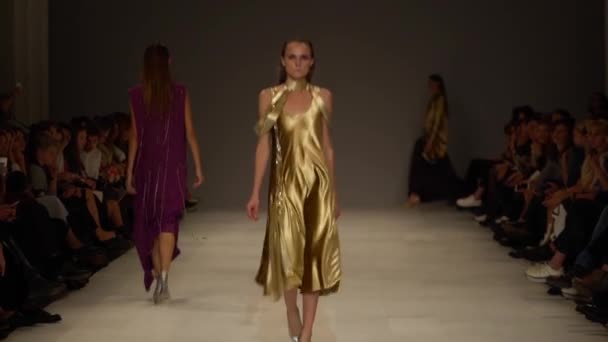 Mujer modelo en la pasarela en el desfile de moda — Vídeos de Stock