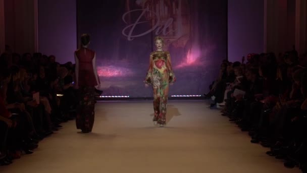 फॅशन शोमध्ये कॅटवॉकवर महिला मॉडेल — स्टॉक व्हिडिओ
