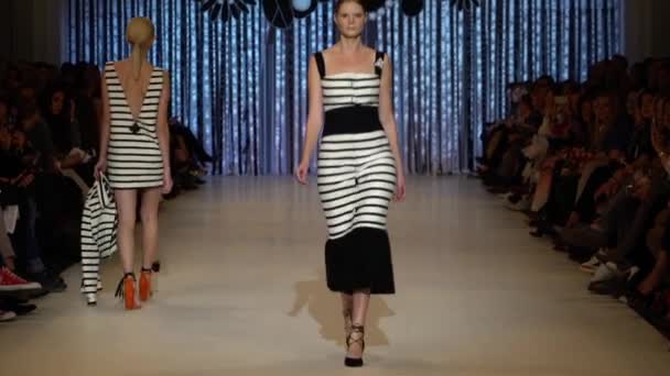 Mujer modelo en la pasarela en el desfile de moda — Vídeos de Stock