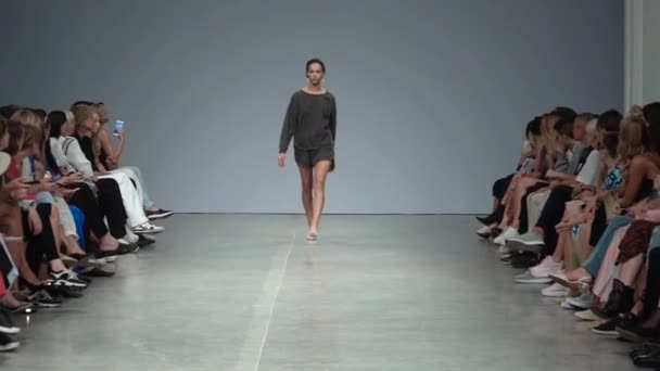 Kvinnemodell på catwalken på moteoppvisninger – stockvideo