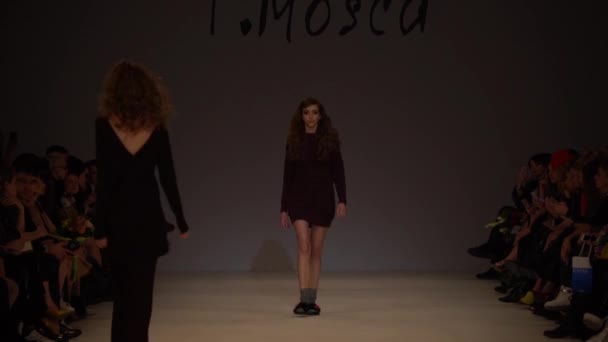 Moda gösterisinde podyumda kadın manken — Stok video