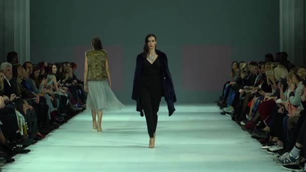 Model wanita di catwalk di fashion show — Stok Video