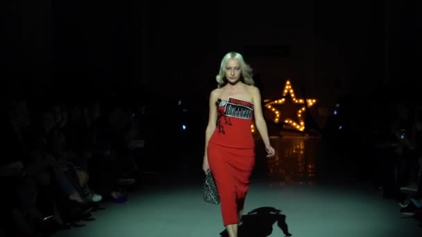 Woman model on the catwalk at fashion show — Stock Video