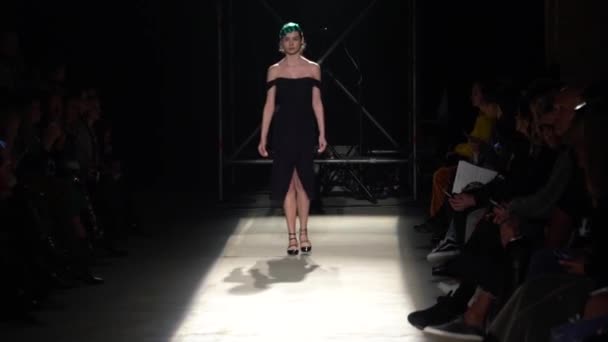 Mujer modelo en la pasarela en el desfile de moda — Vídeo de stock