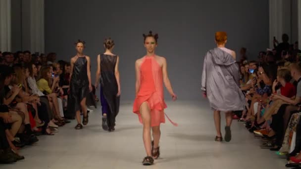 Női modell a kifutón a divatbemutatón — Stock videók
