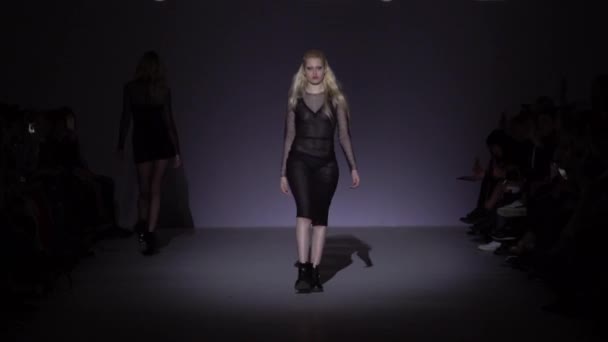 Vrouw model op de catwalk op fashion show — Stockvideo