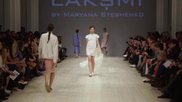 Mujer modelo en la pasarela en el desfile de moda — Vídeos de Stock