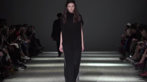 Vrouw model op de catwalk op fashion show — Stockvideo