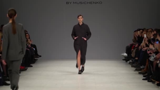 Woman model on the catwalk at fashion show — Stock Video