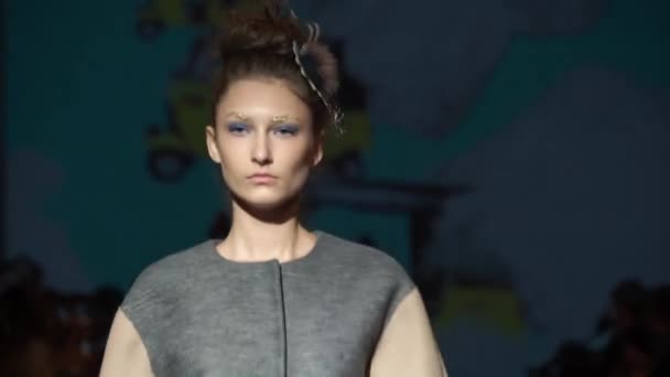 Mujer modelo en la pasarela en el desfile de moda — Vídeos de Stock