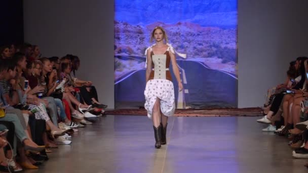 Vrouw model op de catwalk op fashion show — Stockvideo