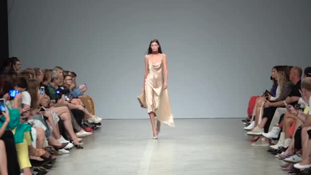 Kvinde model på catwalk på modeshow – Stock-video