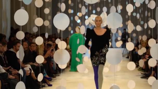 Женщина-модель на подиуме на показе мод — стоковое видео